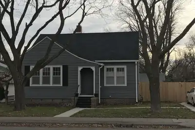 Image de Situé au centre! Pourquoi se limiter à une chambre d'hôtel, louer une maison!