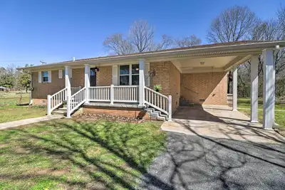 Image de Greers Ferry Home w/ Yard, < 1 Mi to Marina!