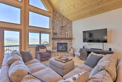 Image de Ski + Bike: Home w/ Deck & Hot Tub in Granby!