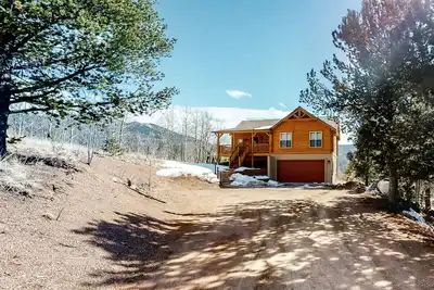 Image de Mountain-view escape with private hot tub, fireplace, washer/dryer, and deck