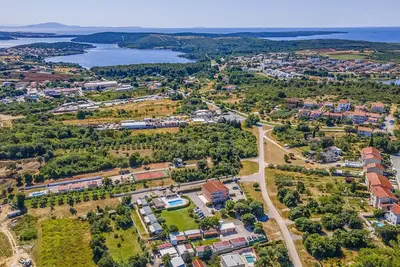 Image de Agréable appartement dans une maison de vacances avec piscine, Wifi, climatisation, Tv et terrasse