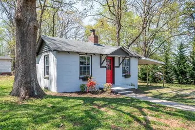 Image de Tiny House w/ 1st Class Amenities- 12 Min to Clt