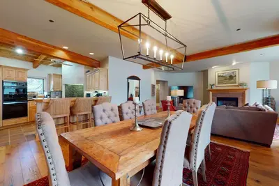 Image de Stylish ski-in/out gem with high-speed WiFi, balcony, & great location