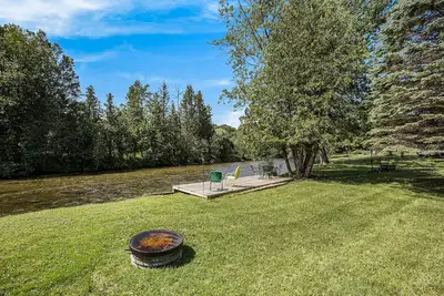 Image de Riverfront cabin with furnished deck, beautiful backyard, firepit & kayaks