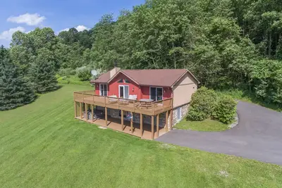 Image de Dog Friendly Lakeview Cabin w/ Hot Tub