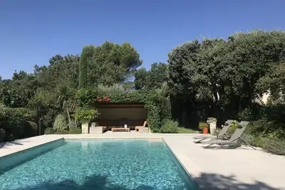 Image de Une villa avec piscine privée et un beau jardin dans le triangle d'or.