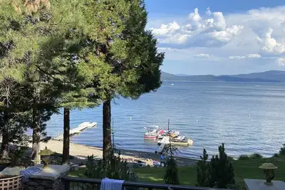 Image de 3 Story Lake Front Home with Dock and Beach
