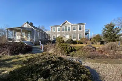 Image de Spacious house with water views for beach and kayak adventures