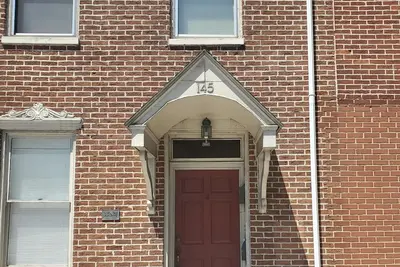 Image de Downtown location w/ parking. Transit stop across the street. Unit 4 of 4.