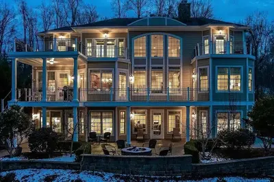 Image de Lake Daze - Incredible 8 Bedroom Lake Gaston 5-star property
