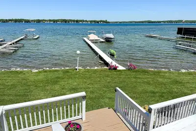 Image de Beautiful Lakefront Cottage! ! ☀️🧡 Kayaks! Clear Sandy Bottom