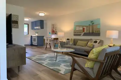 Image de 3-Bed Mid-Century Mod Home - 14 Min. to Autzen & 5 Min to Airport