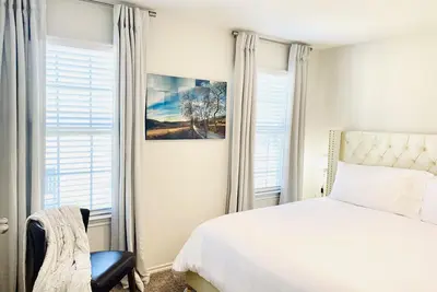 Image de 2 king beds✅Sleeps 9✅Huge yard✅Has crib