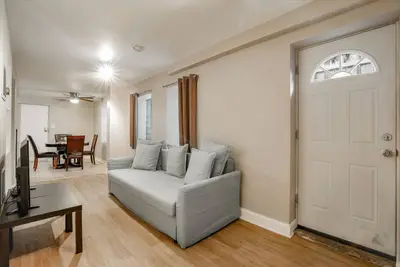 Image de Cozy Garden Apartment by Downtown & Train Stop; Great for Couples & Small Groups