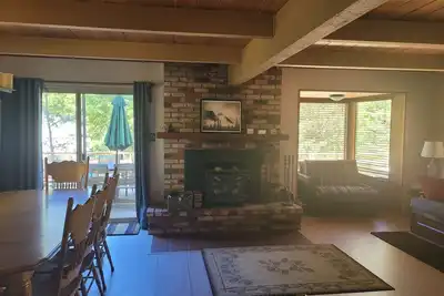 Image de 4 bdrm 2 bath - sleeps 10 living & family room space for everyone! Dogs okay.