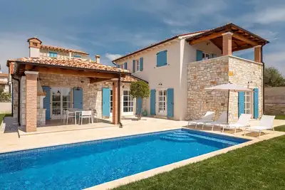 Image de Villa avec piscine et maison de jardin