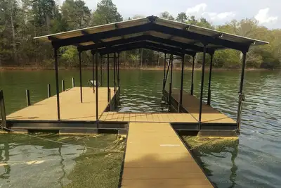 Image de 3-074 Songbird / Sleeps 6 / Private Covered Dock / WiFi / Pets Welcome Lakefront