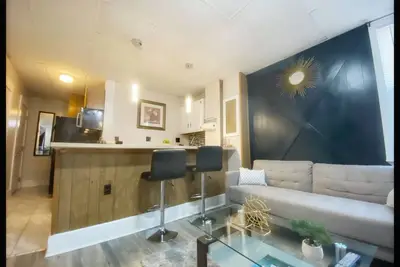 Image de Stylish walk-in private one bedroom apt