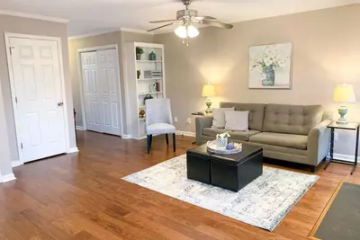 Image de Lux King Suite- 16 miles of walking trails, central to Duke, Unc & Rdu Airport