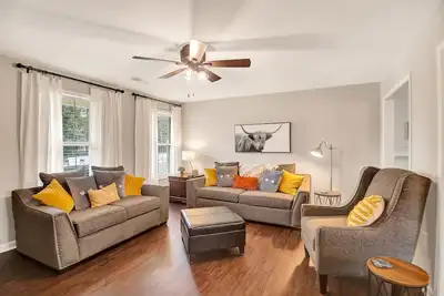 Image de The Willow House - Perfect Family Weekend Getaway! Must see back porch! 🍑