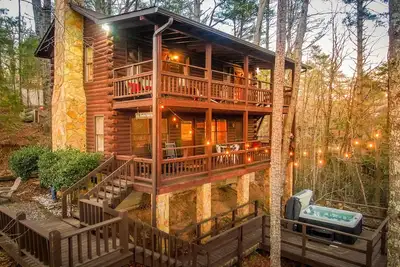 Image de Mtn Views! Triple decks, hot tub under the stars, secluded feel log cabin, games