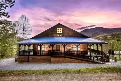 Image de Blue Moon Lodge: Reconnect with Family and Friends with Room to Spread Out!