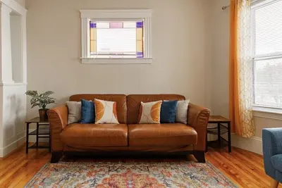 Image de Large 3br Apt w/ enclosed front porch Close to Polar Park, palladium, Wpi, Dcu