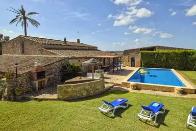 Image de Maison de campagne tranquille avec piscine