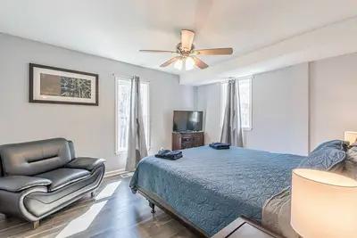 Image de Hillside Tucked-Away Apartment | 5 min to Downtown