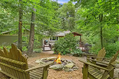 Image de Chef’s Kitchen, Fire Pit & Hot Tub | Quiet Escape + Biltmore Pass
