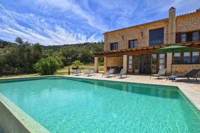 Image de Villa de vacances avec jardin, barbecue et terrasse