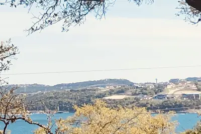 Image de Hilltop Haven by the Lake