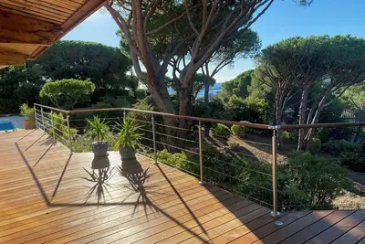 Image de somptueuse villa climatisée à 7 mn à pieds de la plage de la Nartelle, vue mer
