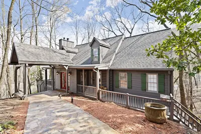 Image de mountain retreat: Five Bears in Big Canoe offers 4 beds, 3. 5 baths, 8 guests