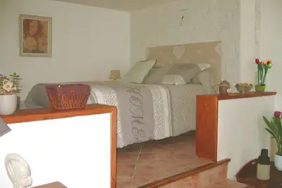 Image de bas de villa avec terrasse entre mer et montagne