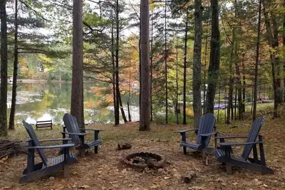 Image de Cozy Lakefront Cabin - Close to Everything!