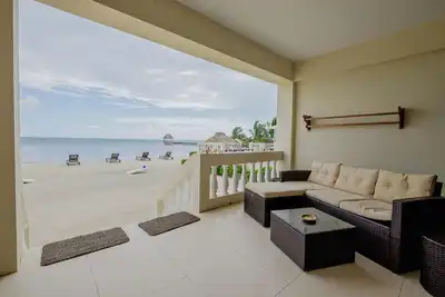 Image de Ocean's Edge 1a, Gorgeous Beachfront Condo, Ground-Level and Steps From Beach!