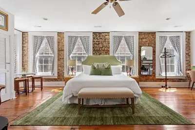 Image de Heart of Downtown Overlooking Iconic King Street!