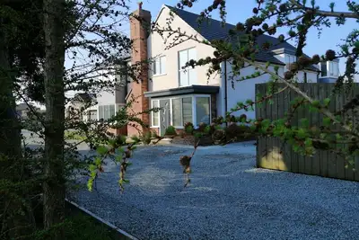 Image de House with 5 Double bedrooms including large family room, 4 Bathrooms, Gym &patio