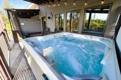 Image de New Ac! Walk to City Beach, 3 Bed / 4 Bath, Hot Tub, Private Dock and Fire Pits