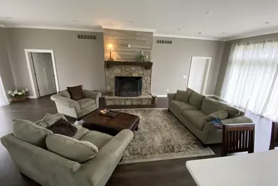 Image de Spacious 5 Bedroom, 3. 5 Bathroom Lakeview home with a large yard awaits!