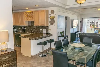 Image de Beautiful 2 Bedroom Beachfront Condo at Las Palmas Resort Bn-601