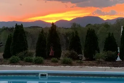 Image de Poolside Mountain Views and Outdoor Living