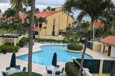 Image de 2br/2ba Villa beach front, golf w/ WiFi, large balcony, steps from the sand!