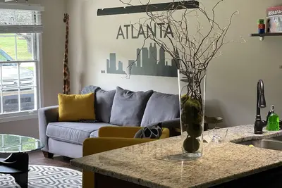 Image de Cozy East Atlanta Bungalow - Spacious fenced in backyard!