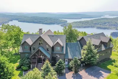Image de Under the Stars: Private Indoor & Outdoor Pools, 2 Hot Tubs, & Big Lake