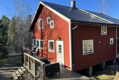 Image de Family friendly house nestled in greenary with lake and sea as neighbor