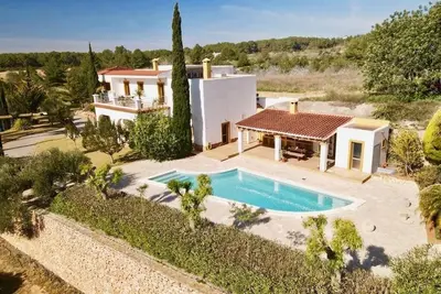 Image de Spacious villa with pool and beautiful garden.