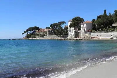 Image de Large, quiet studio with terrace and elevator 50m from Bandol harbour