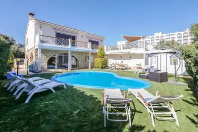 Modern villa for 12 people with sea views and pool in Calas de Mallorca